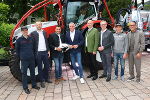 HBI Gerald Petter (Kommandant der FF Schladming), Christoph Steinmassl und Florian Kirchhamer (STEYR Traktoren), LH Mario Kunasek, Bgm. Hermann Trinker, Andreas Keinprecht (Tourismusregion Schladming-Dachstein) sowie die Fahrzeug-Paten Olympiasieger Christian Hoffmann und Veranstalter Klaus Leutgeb vor dem neuen Traktor. © Land Steiermark/Livia Harzl; Verwendung bei Quellenangabe honorarfrei