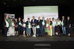 LH Mario Kunasek (M.) zeichnete Mitarbeiterinnen und Mitarbeiter des Kriseninterventionsteams aus © Land Steiermark